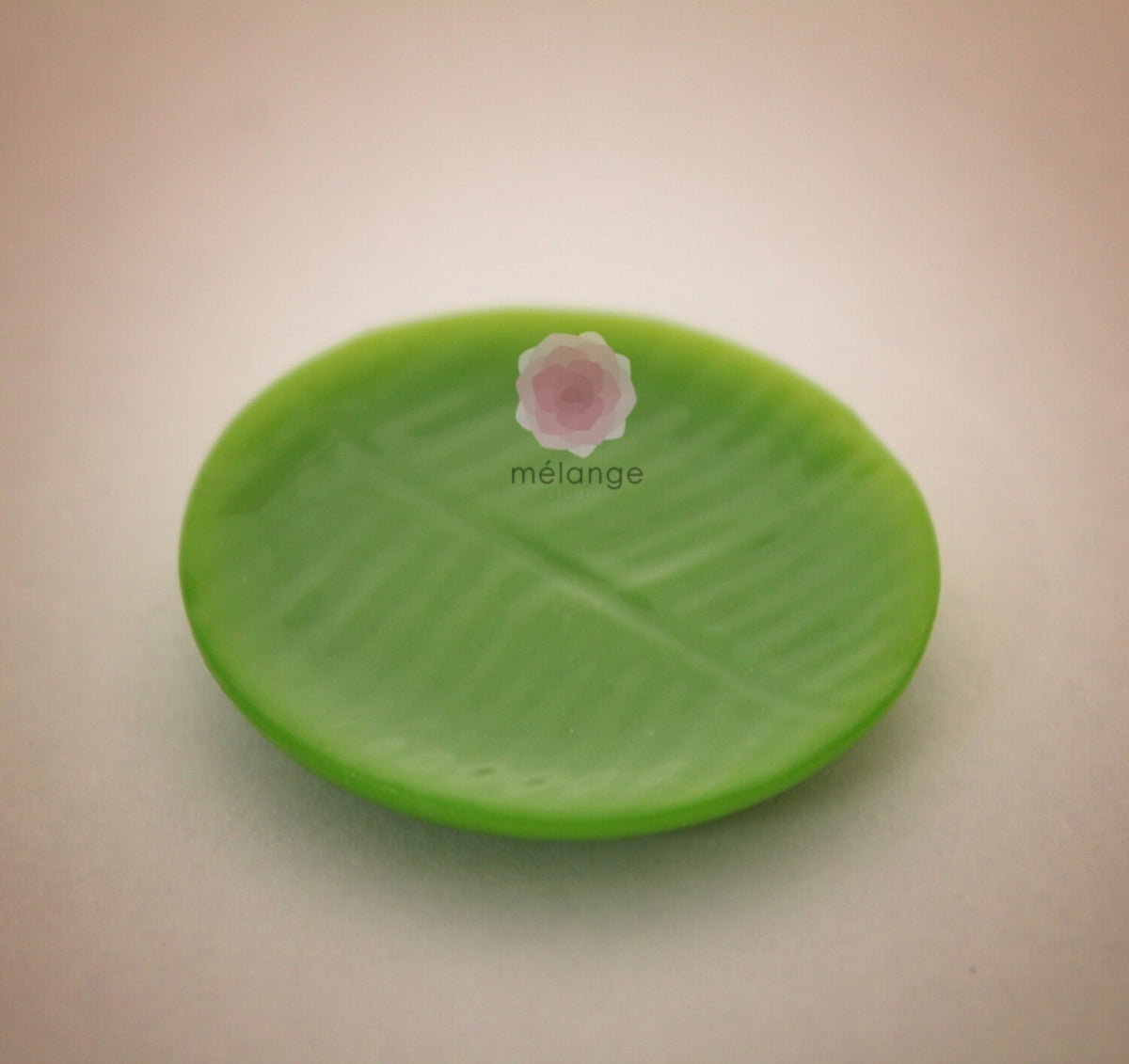 Green resin miniature leaf plates in round variants for dollhouse and diorama displays