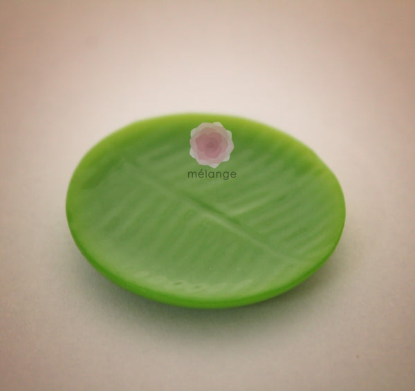 Green resin miniature leaf plates in round variants for dollhouse and diorama displays